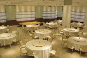 【阪急京都河原町駅7分】展示会やポップアップストア、企業イベントに最適な白を基調とし大中小と選べる最大333㎡ スペース