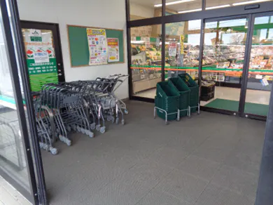 【新鮮館Aコープにしき町店】食物販やプロモーションに利用可能な風除室スペース