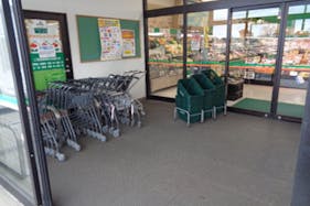 【新鮮館Aコープにしき町店】食物販やプロモーションに利用可能な風除室スペース