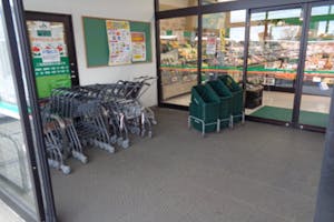 【新鮮館Aコープにしき町店】食物販やプロモーションに利用可能な風除室スペース