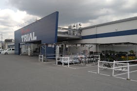 【メガセンタートライアル彦根店】食物販の出店が可能な「②トライアルマルシェ【正面右側】(キッチンカー/テント・スペース)」