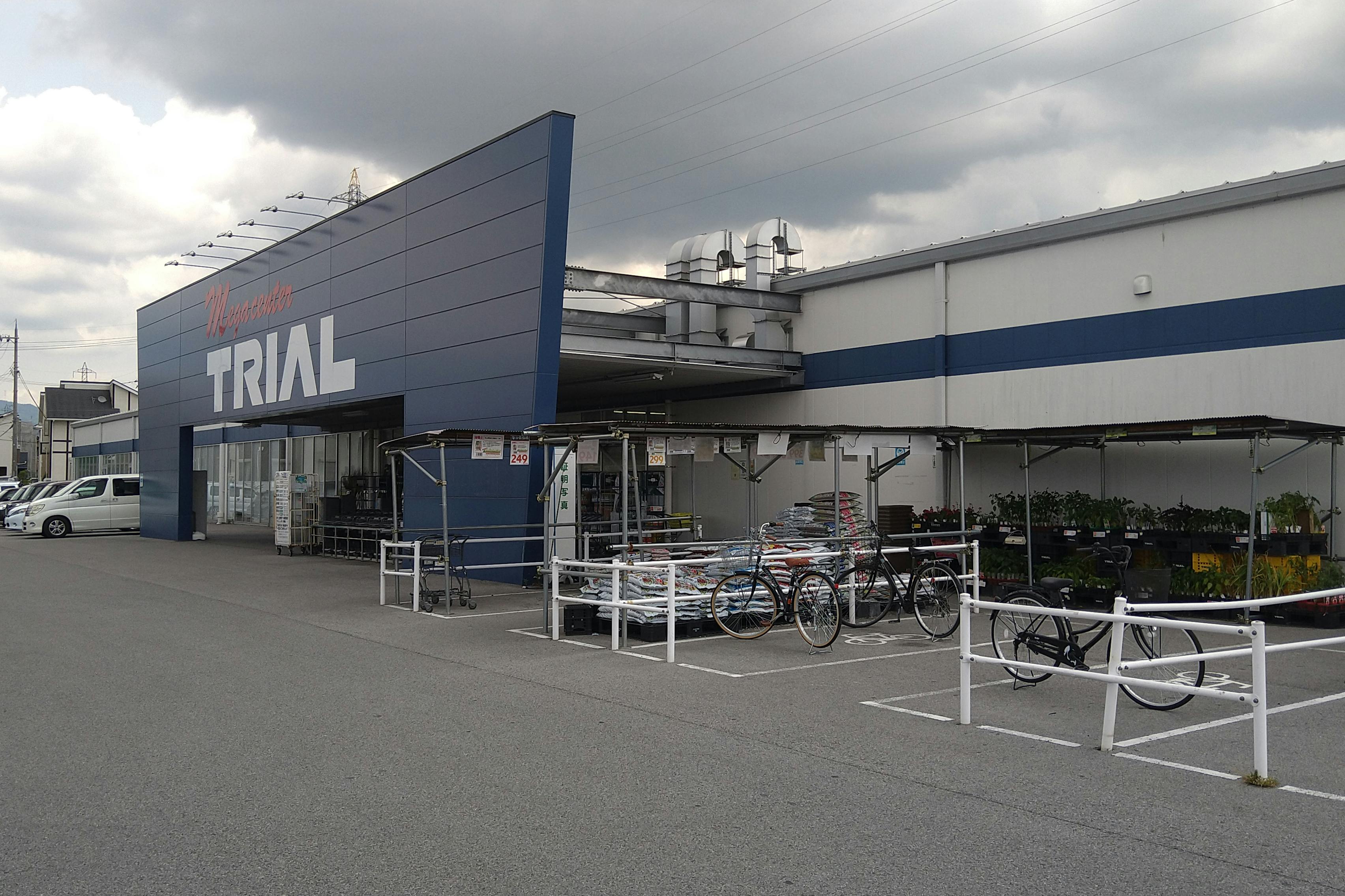 【メガセンタートライアル彦根店】食物販の出店が可能な「②トライアルマルシェ【正面右側】(キッチンカー/テント・スペース)」