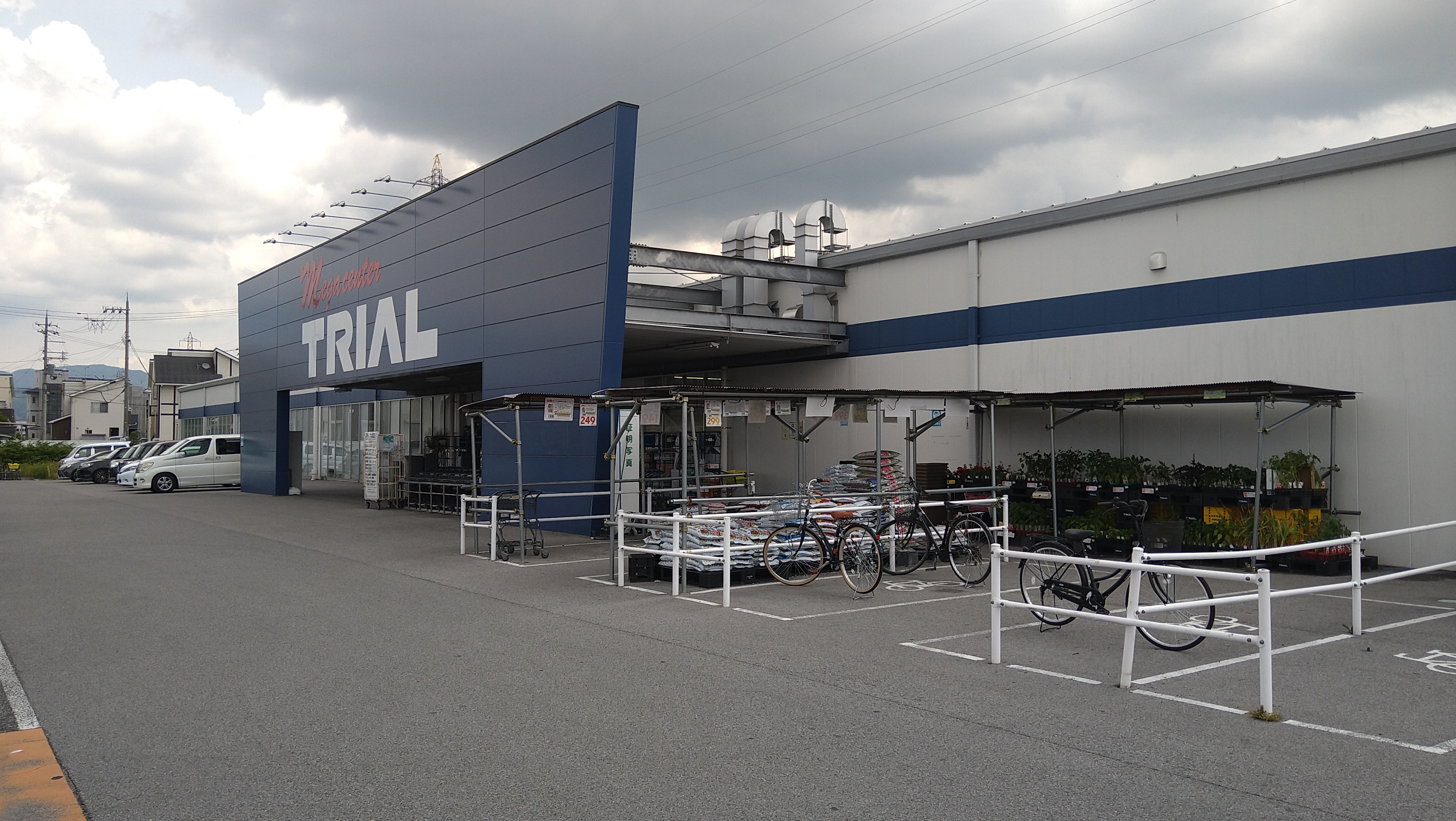 【メガセンタートライアル彦根店】食物販の出店が可能な「②トライアルマルシェ【正面右側】（キッチンカー/テント・スペース）」