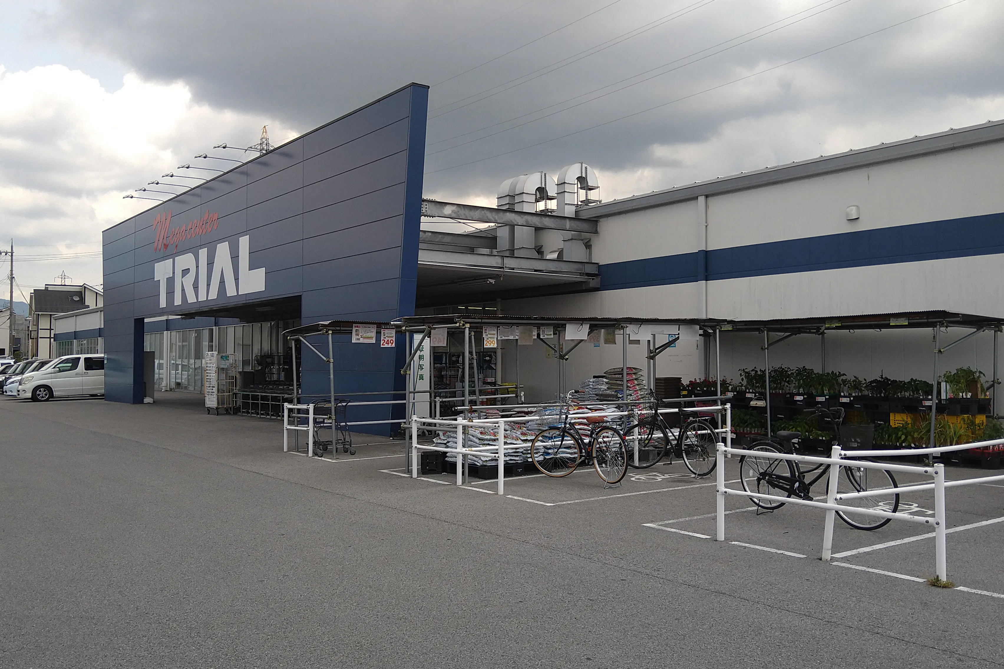 【メガセンタートライアル彦根店】食物販の出店が可能な「②トライアルマルシェ【正面右側】(キッチンカー/テント・スペース)」