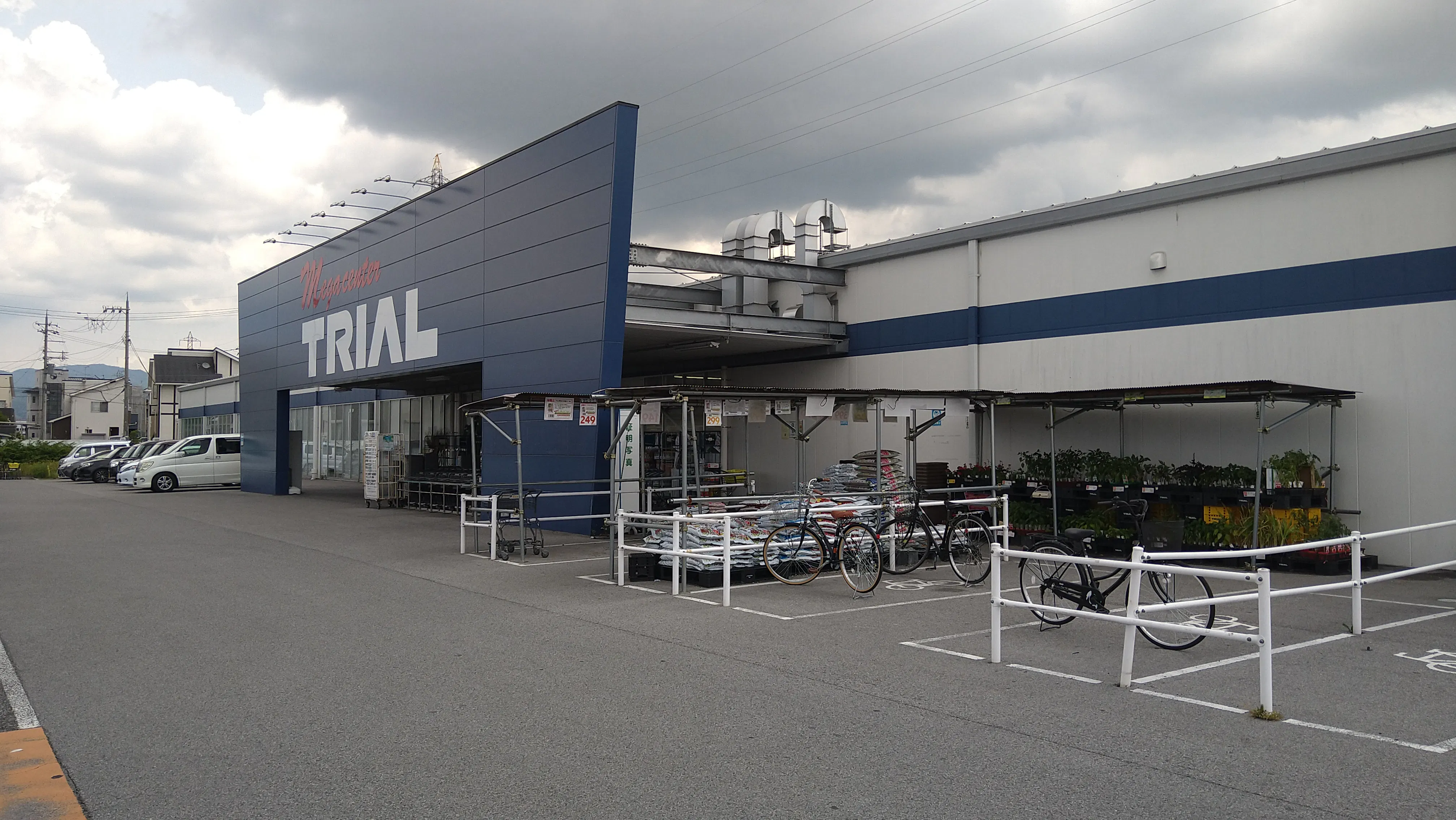 【メガセンタートライアル彦根店】食物販の出店が可能な「②トライアルマルシェ【正面右側】（キッチンカー/テント・スペース）」