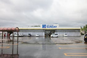 【ホームセンターサンデー野辺地店】キッチンカーの出店に最適な店舗駐車場にある屋外スペース