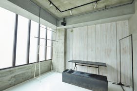 【外苑前駅10分】展示会や撮影に適した自然光差し込む什器が豊富なイベントスペース