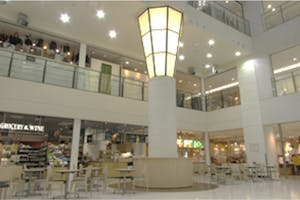 【新百合ヶ丘エルミロード】新百合ケ丘エルミロード1階吹き抜けAB