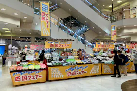 【新百合ヶ丘エルミロード】新百合ケ丘エルミロード1階吹き抜けAB