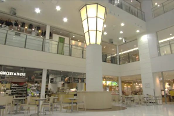 【新百合ヶ丘エルミロード】新百合ケ丘エルミロード1階吹き抜けAB