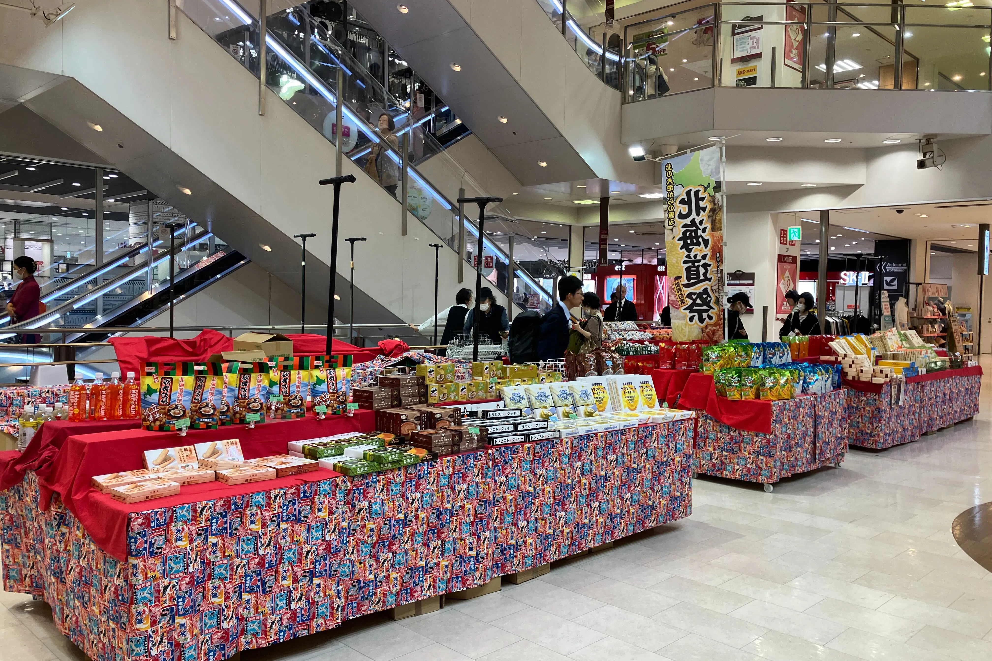 【新百合ヶ丘エルミロード】新百合ケ丘エルミロード1階吹き抜けAB