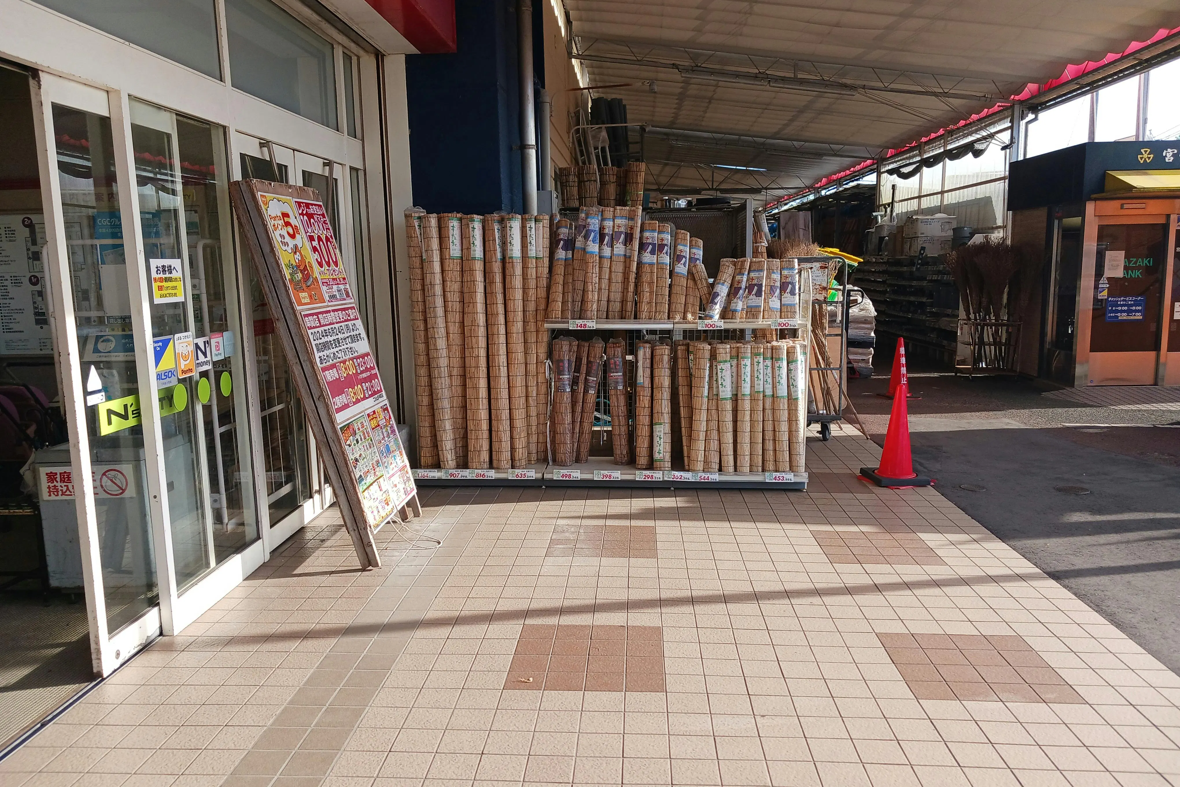 【ニシムタ N’sCITY串間店】販促プロモーションや物販に最適な軒下レンタルスペース