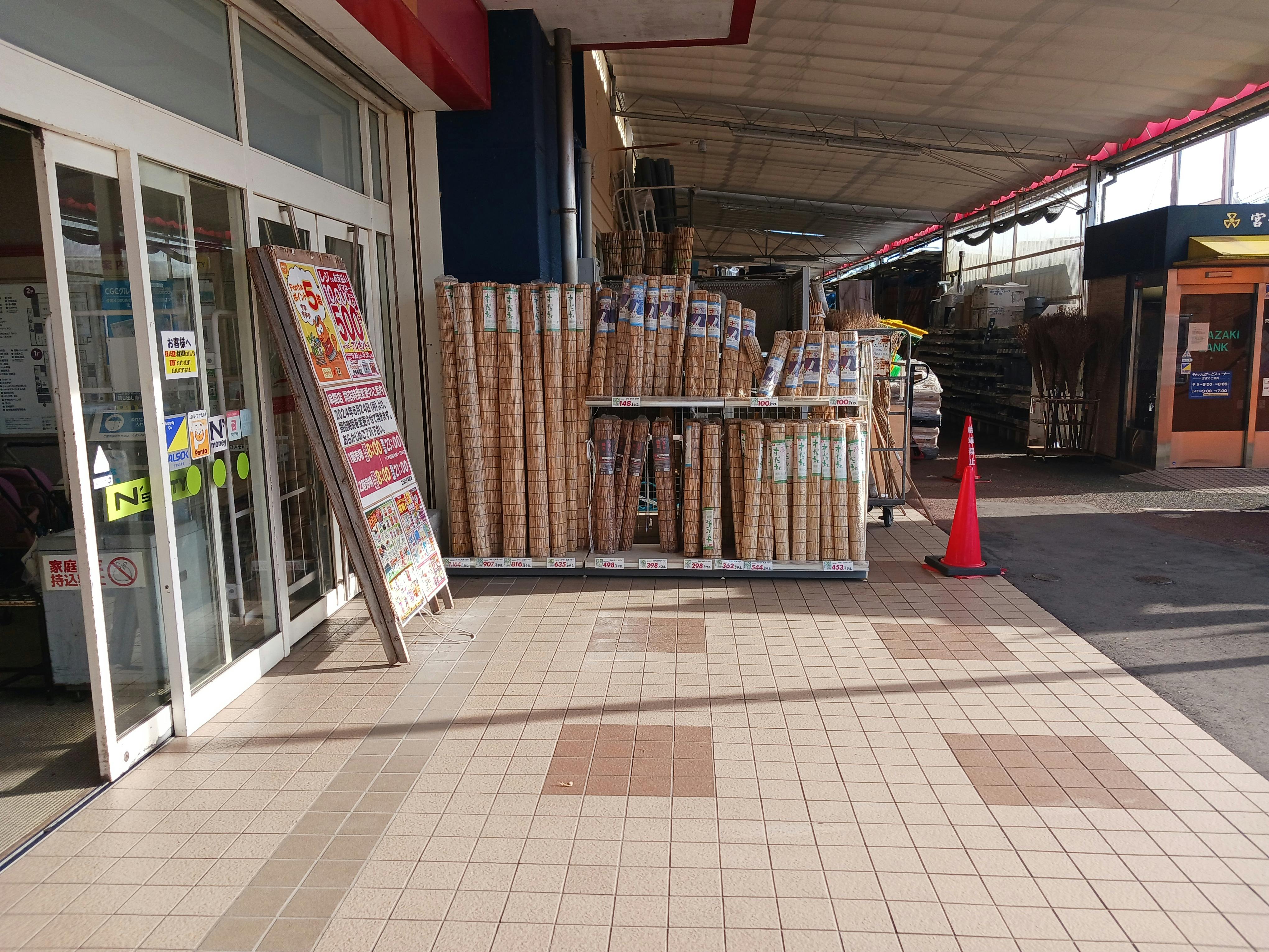 【ニシムタ N’sCITY串間店】販促プロモーションや物販に最適な軒下レンタルスペース