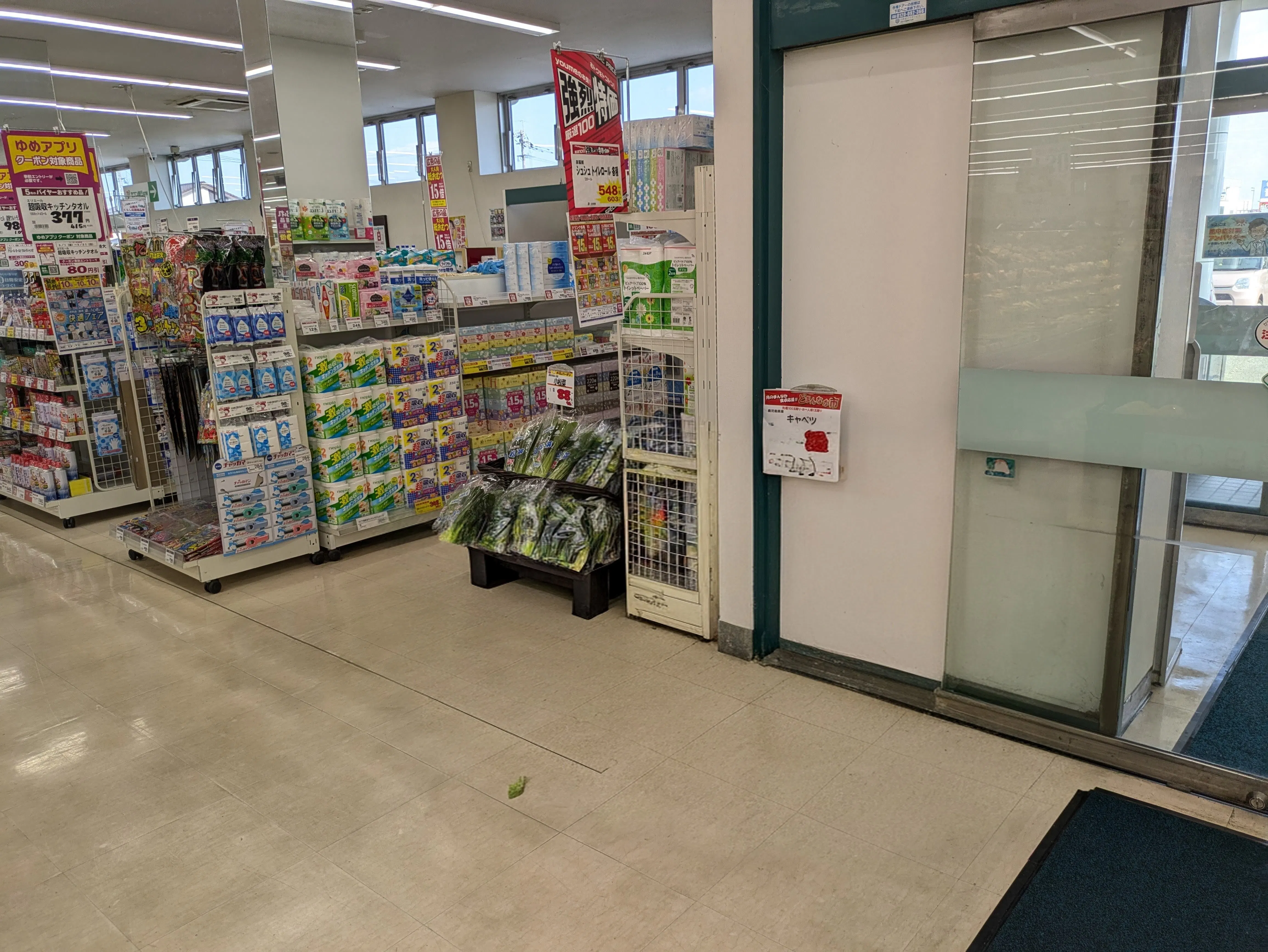 【ゆめマート山鹿】入口付近　ポップアップストア(物販、食物販)やプロモーション用途に最適なスーパーの屋内催事イベントスペース