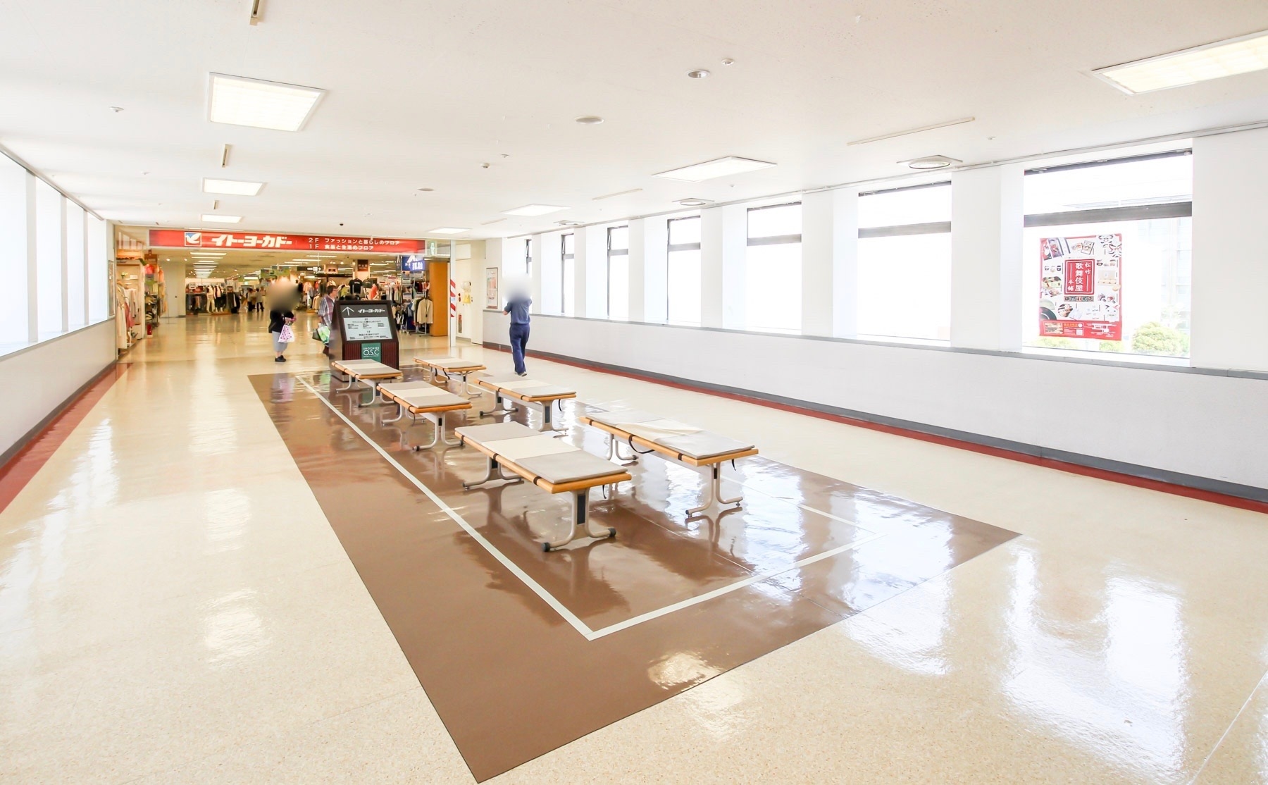 ガラス面へポスターなどを張り出すことで道路側へのイベントPRも可能です。