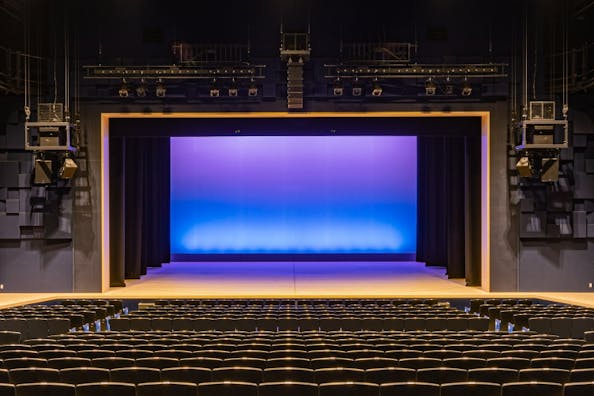 【森ノ宮駅5分/クールジャパンパーク大阪】撮影やリハーサルに適した大型ステージと客席が活用可能なスペース