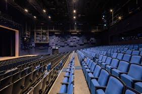 【森ノ宮駅5分/クールジャパンパーク大阪】撮影やリハーサルに適した大型ステージと客席が活用可能なスペース