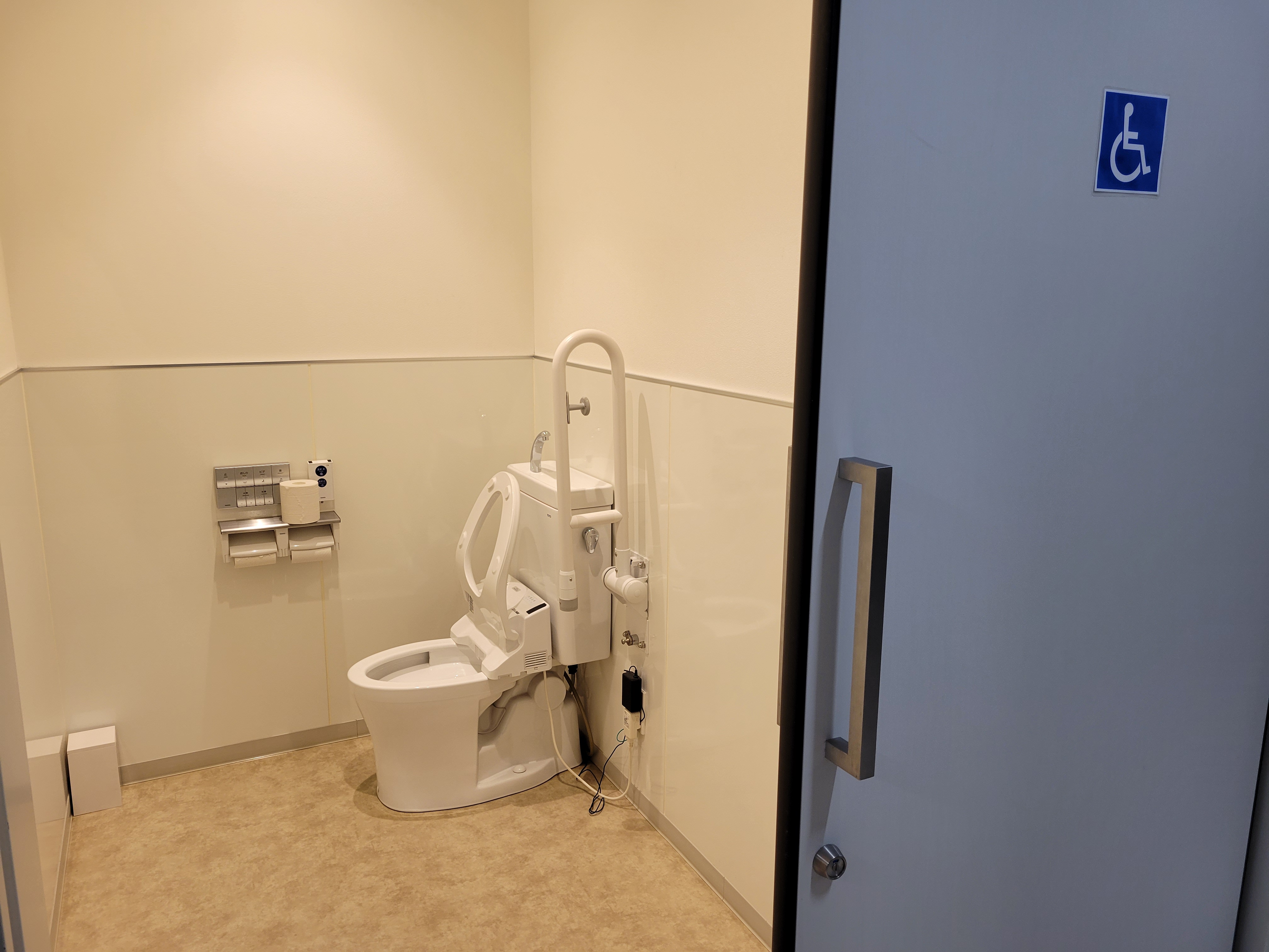 【森ノ宮駅5分／クールジャパンパーク大阪】撮影やリハーサルに適した大型ステージと客席が活用可能なスペース