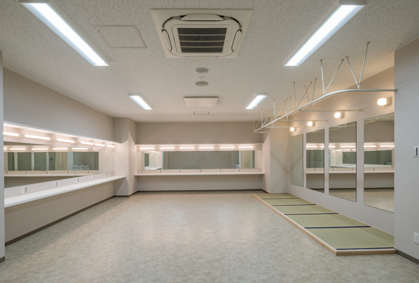 【森ノ宮駅5分／クールジャパンパーク大阪】撮影やリハーサルに適した大型ステージと客席が活用可能なスペース