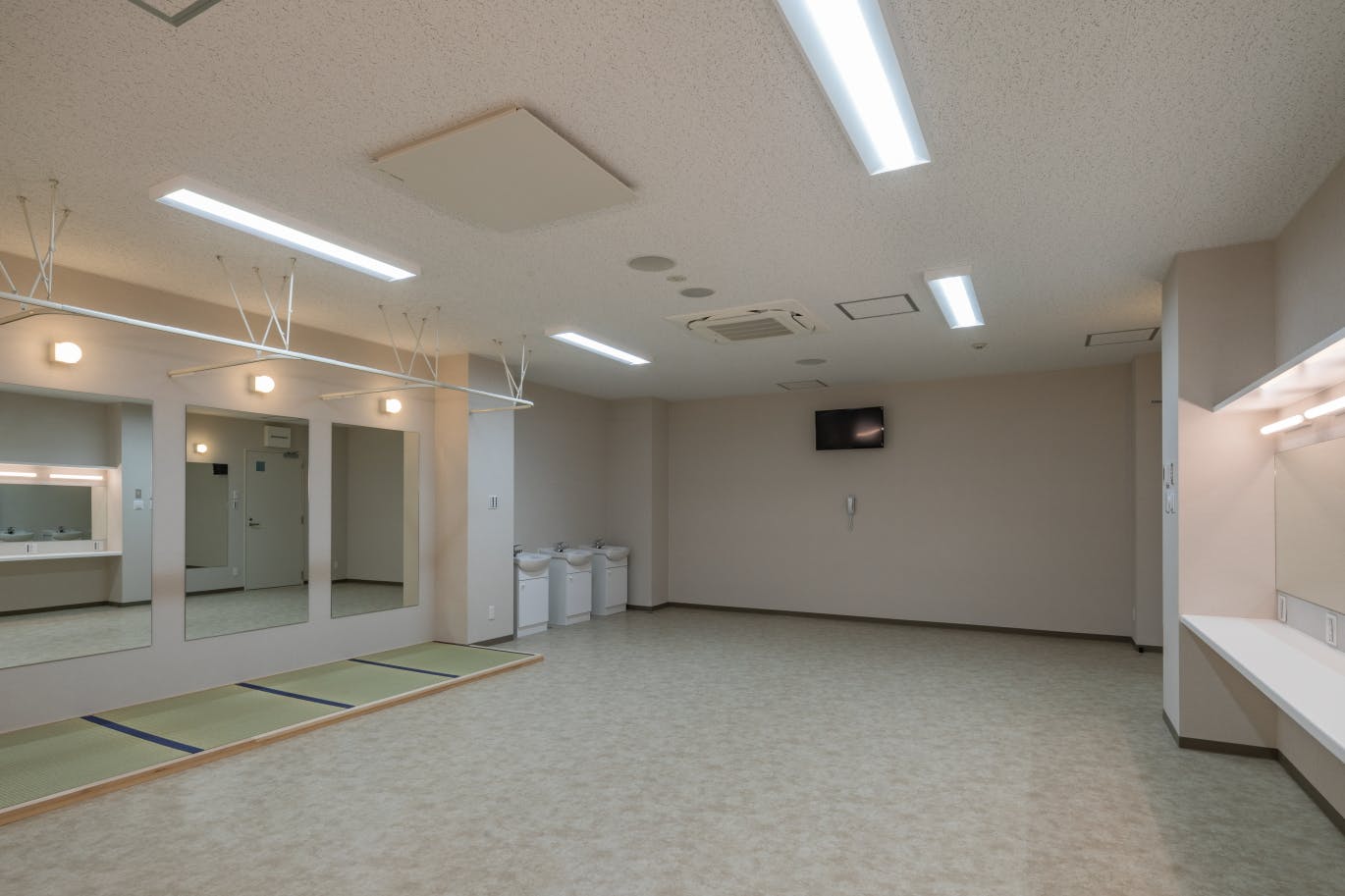 【森ノ宮駅5分/クールジャパンパーク大阪】撮影やリハーサルに適した大型ステージと客席が活用可能なスペース