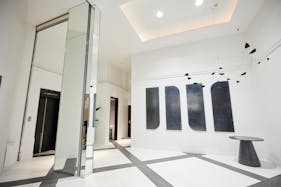 【外苑前駅4分】大型LEDスクリーン!撮影やポップアップストアに最適な、白壁&171㎡の広々空間&アクセス抜群のイベントスペース