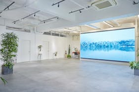【外苑前駅4分】大型LEDスクリーン!撮影やポップアップストアに最適な、白壁&171㎡の広々空間&アクセス抜群のイベントスペース