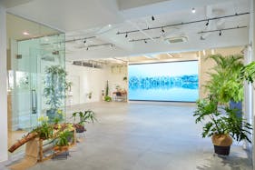 【外苑前駅4分】大型LEDスクリーン!撮影やポップアップストアに最適な、白壁&171㎡の広々空間&アクセス抜群のイベントスペース