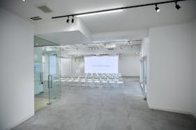 【外苑前駅4分】大型LEDスクリーン!撮影やポップアップストアに最適な、白壁&171㎡の広々空間&アクセス抜群のイベントスペース