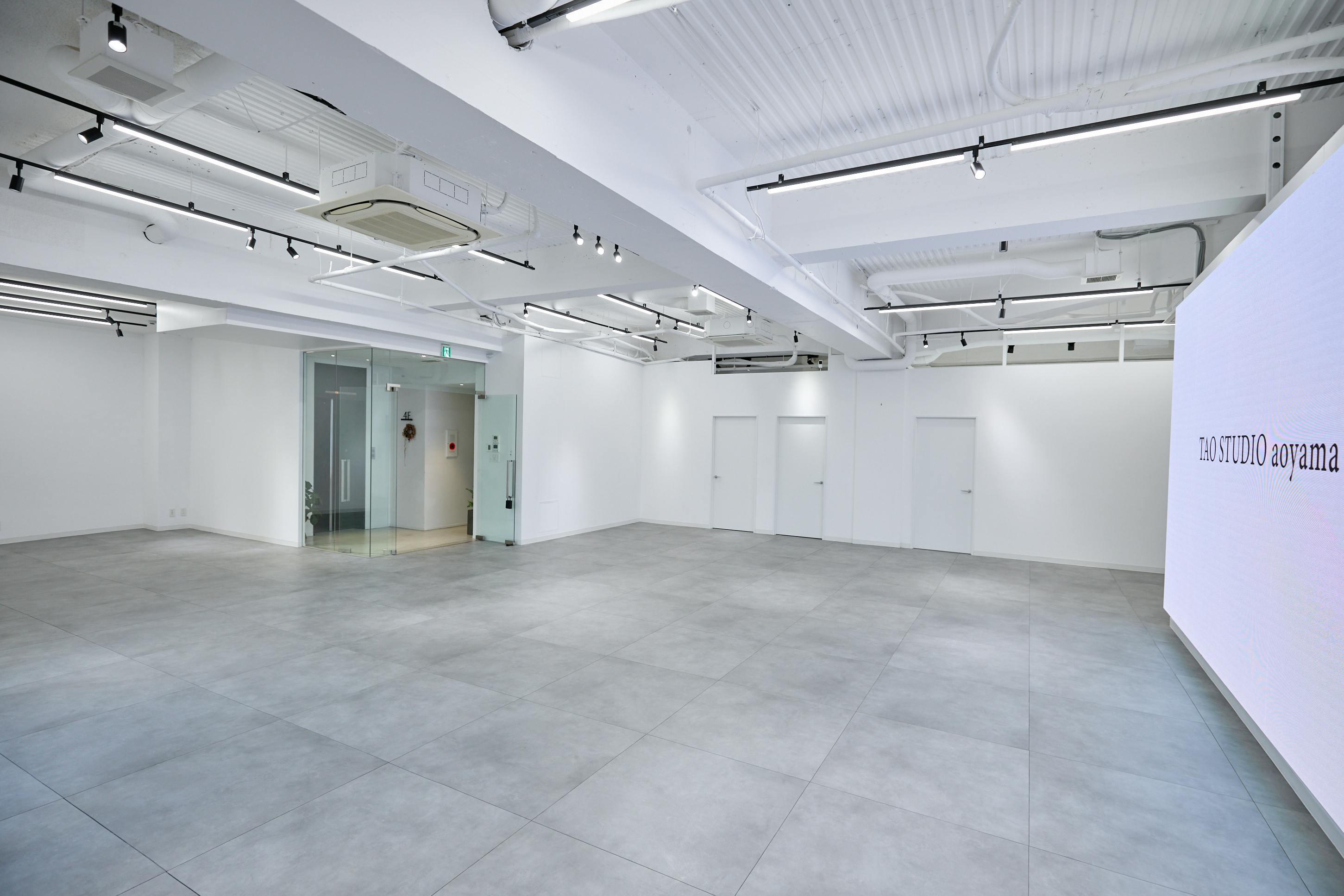 【外苑前駅4分】大型LEDスクリーン!撮影やポップアップストアに最適な、白壁&171㎡の広々空間&アクセス抜群のイベントスペース