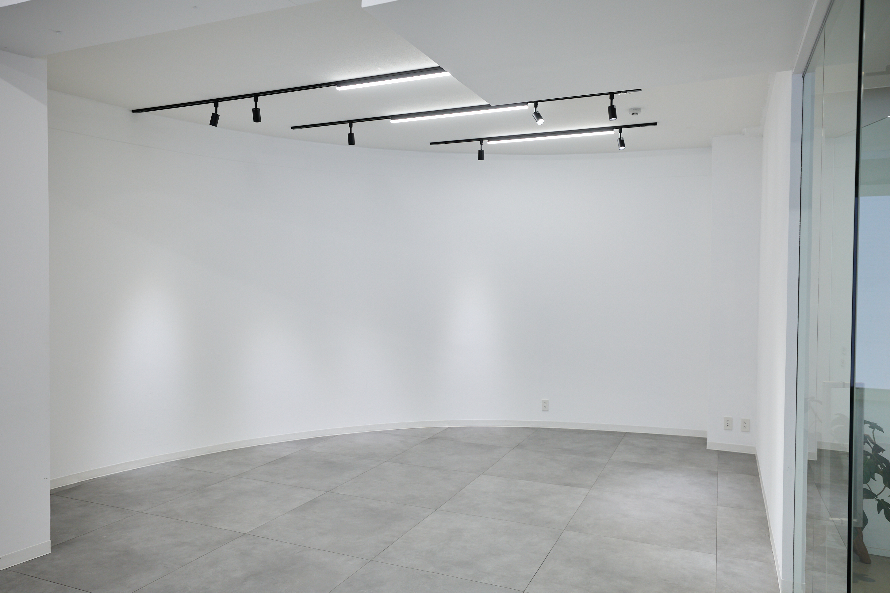 【外苑前駅4分】大型LEDスクリーン！撮影やポップアップストアに最適な、白壁＆171㎡の広々空間＆アクセス抜群のイベントスペース