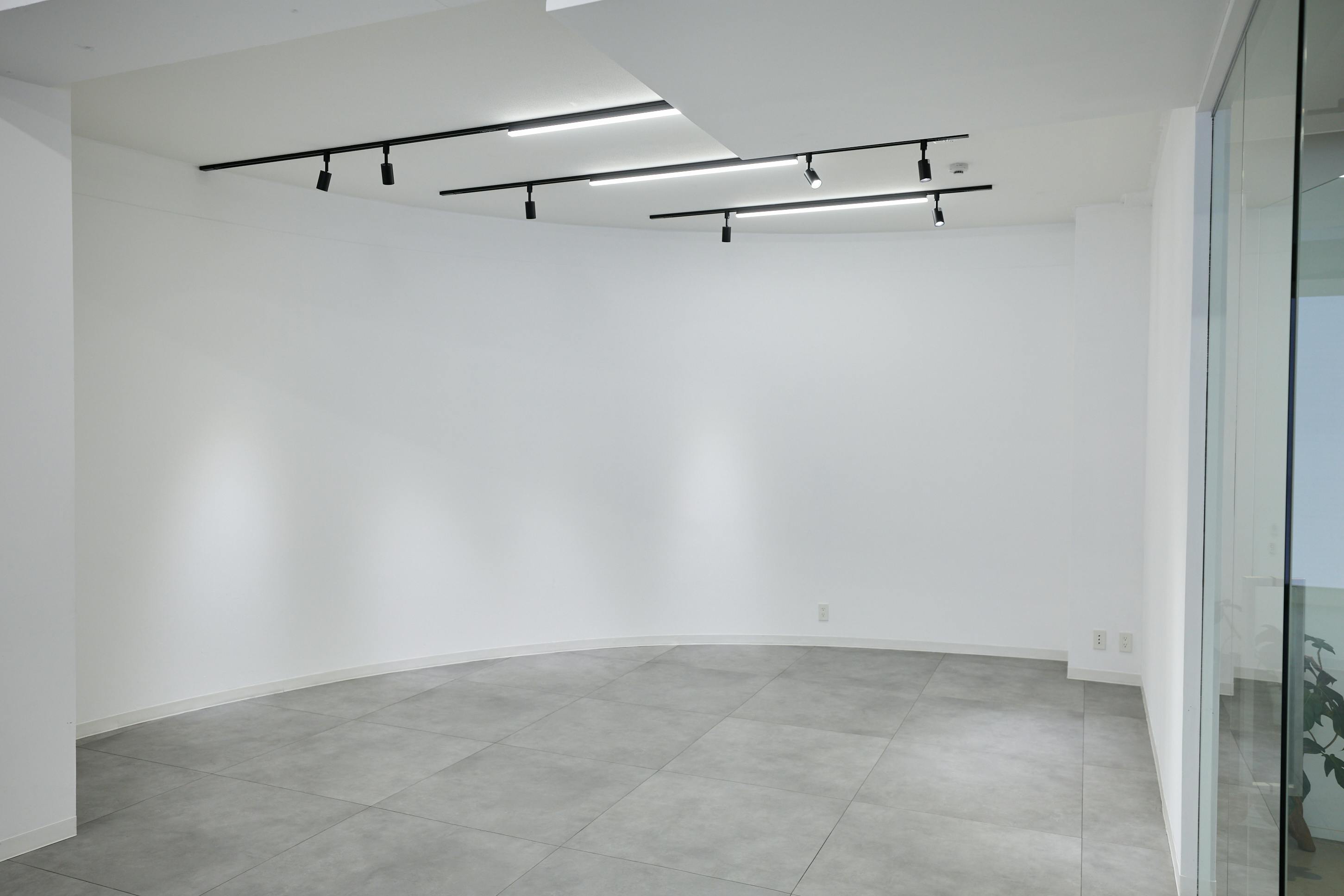 【外苑前駅4分】大型LEDスクリーン!撮影やポップアップストアに最適な、白壁&171㎡の広々空間&アクセス抜群のイベントスペース