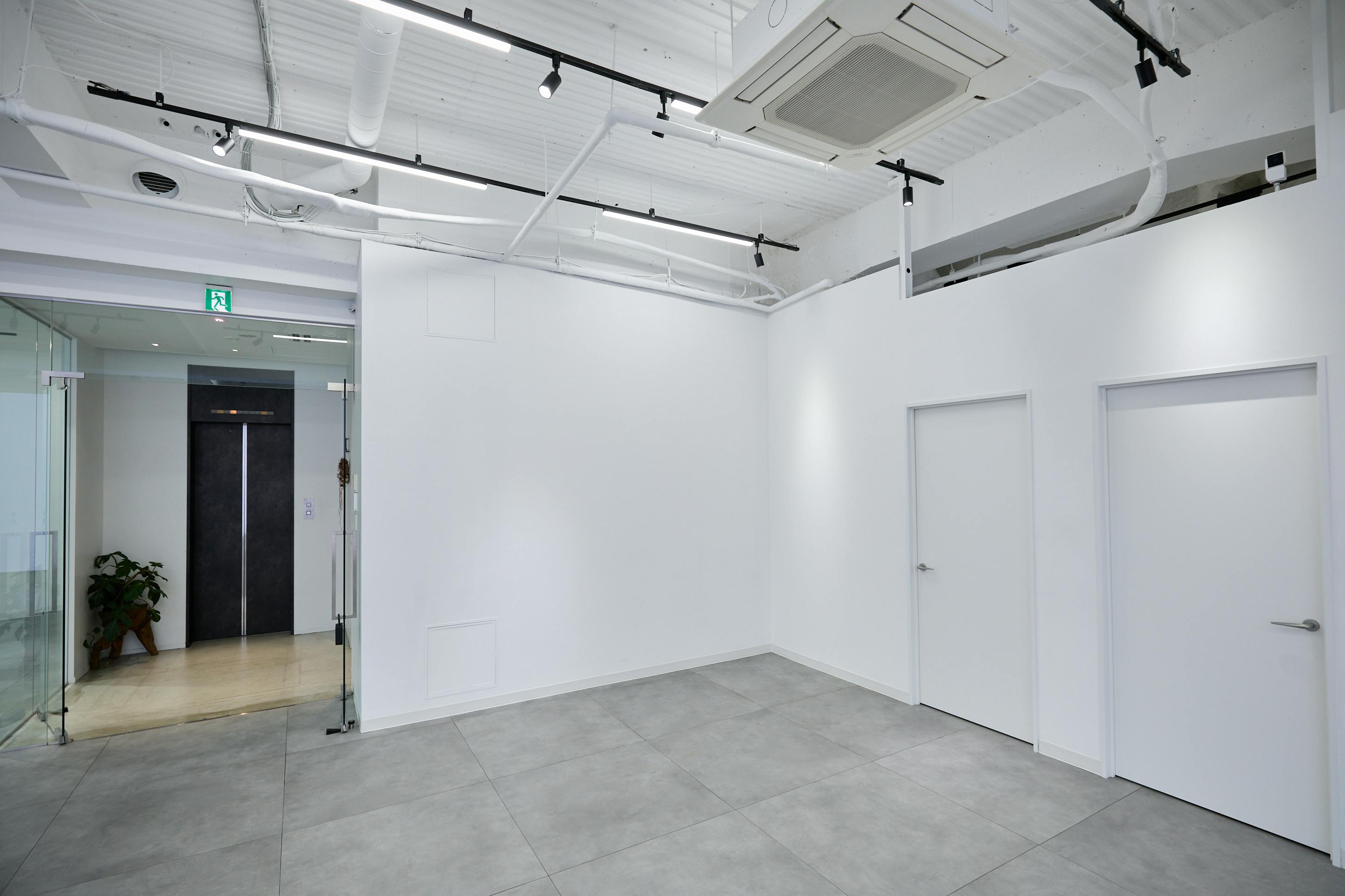 【外苑前駅4分】大型LEDスクリーン！撮影やポップアップストアに最適な、白壁＆171㎡の広々空間＆アクセス抜群のイベントスペース