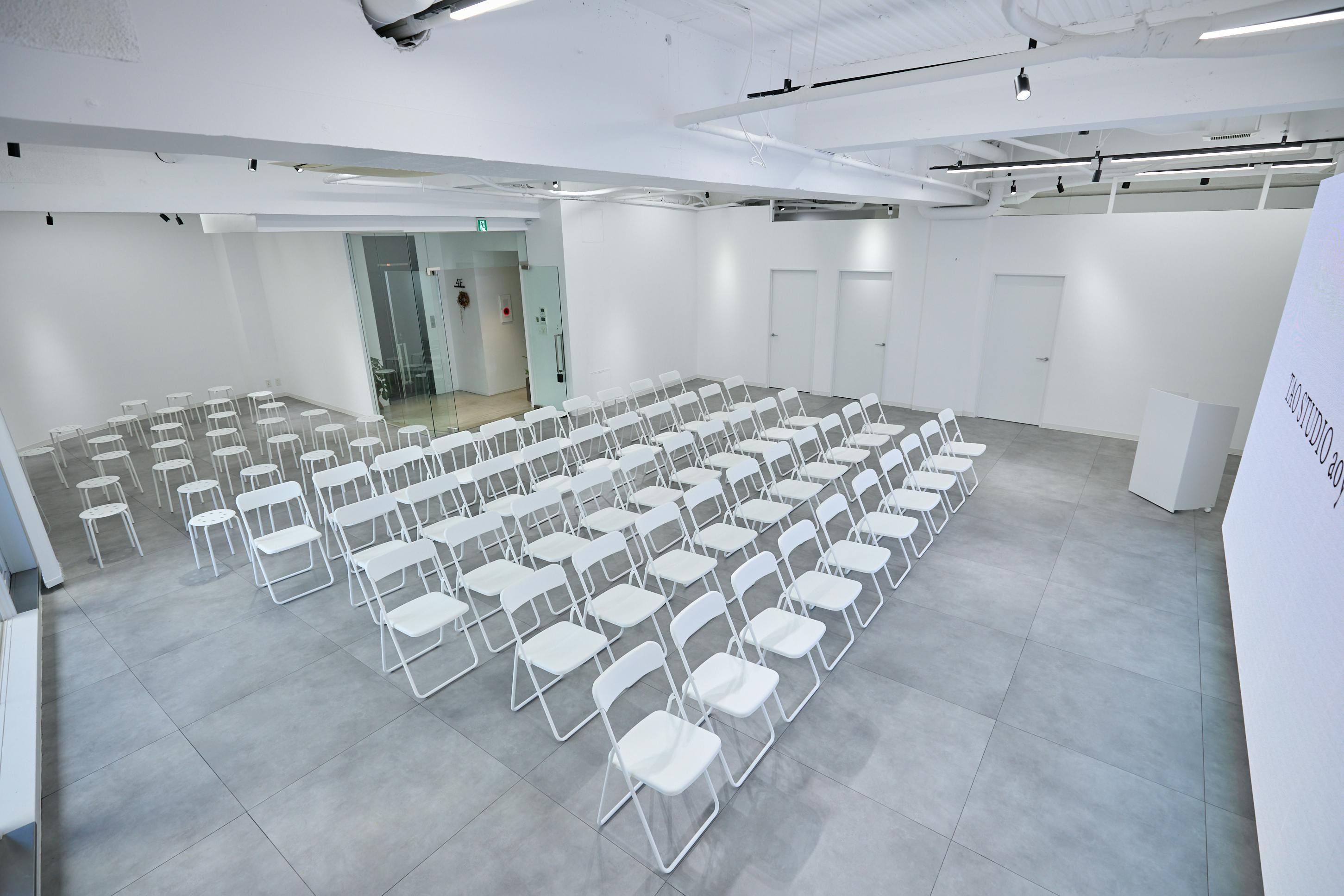 【外苑前駅4分】大型LEDスクリーン!撮影やポップアップストアに最適な、白壁&171㎡の広々空間&アクセス抜群のイベントスペース