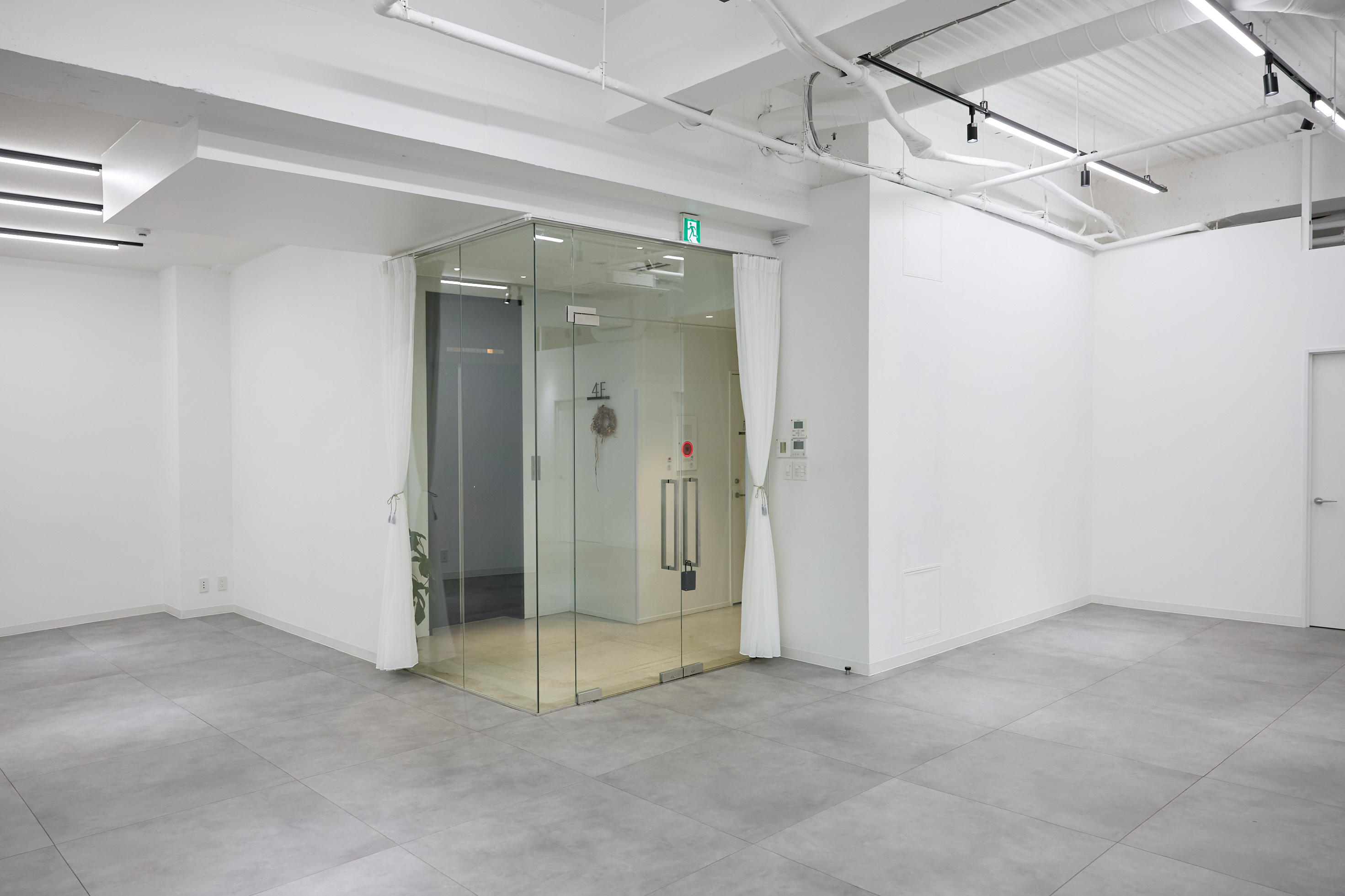 【外苑前駅4分】大型LEDスクリーン！撮影やポップアップストアに最適な、白壁＆171㎡の広々空間＆アクセス抜群のイベントスペース