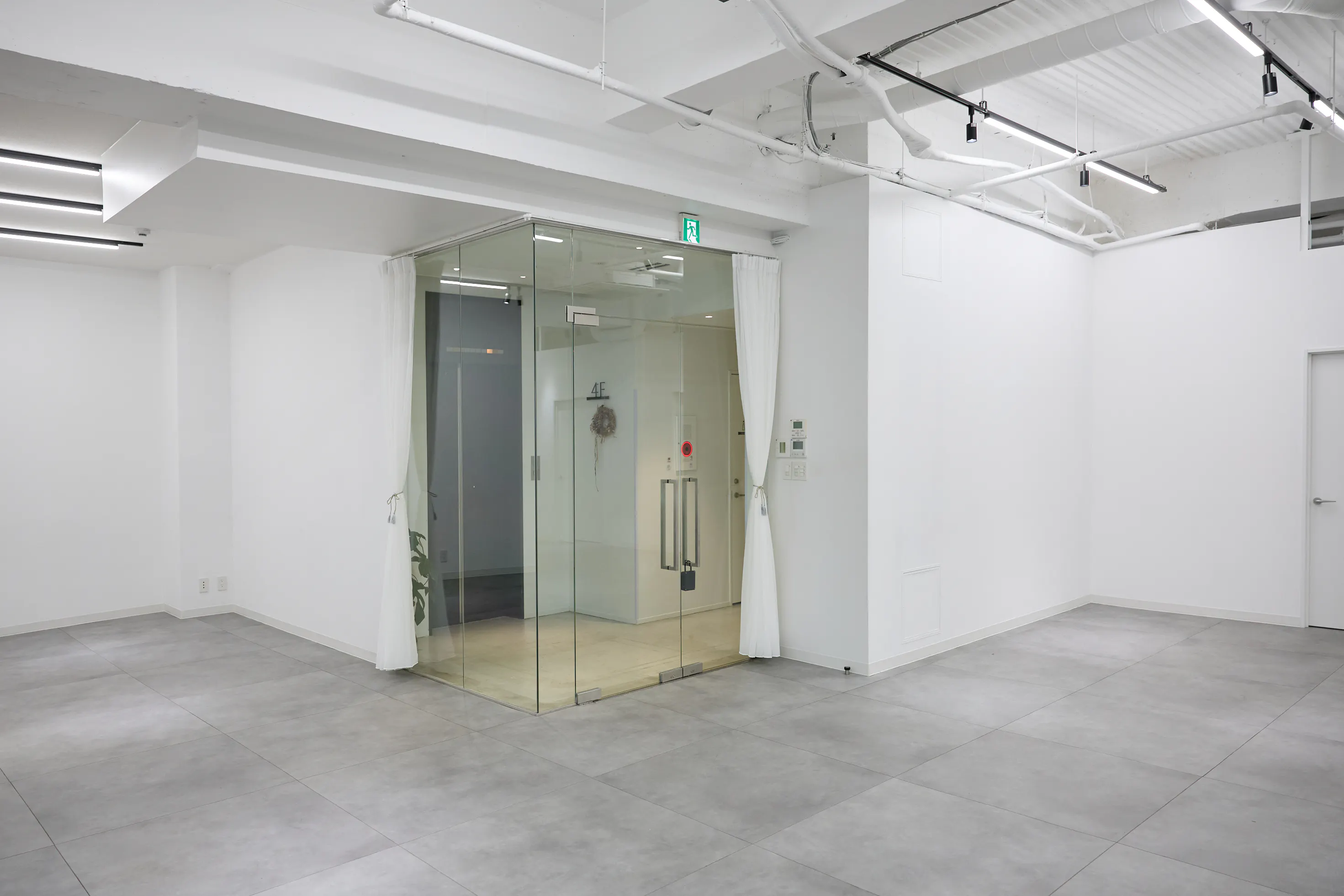 【外苑前駅4分】大型LEDスクリーン!撮影やポップアップストアに最適な、白壁&171㎡の広々空間&アクセス抜群のイベントスペース