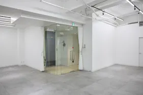 【外苑前駅4分】大型LEDスクリーン!撮影やポップアップストアに最適な、白壁&171㎡の広々空間&アクセス抜群のイベントスペース