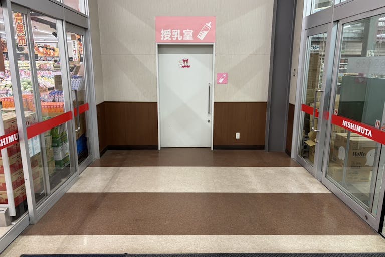 【スーパーセンターニシムタ岩川店】販促プロモーションや物販に最適な食鮮館側にある風除室内のレンタルスペースの画像1