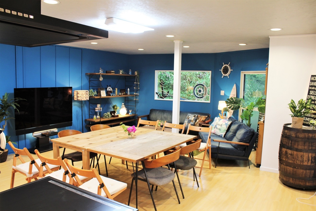 【レイアウト５】室内中央にテーブル２脚設置