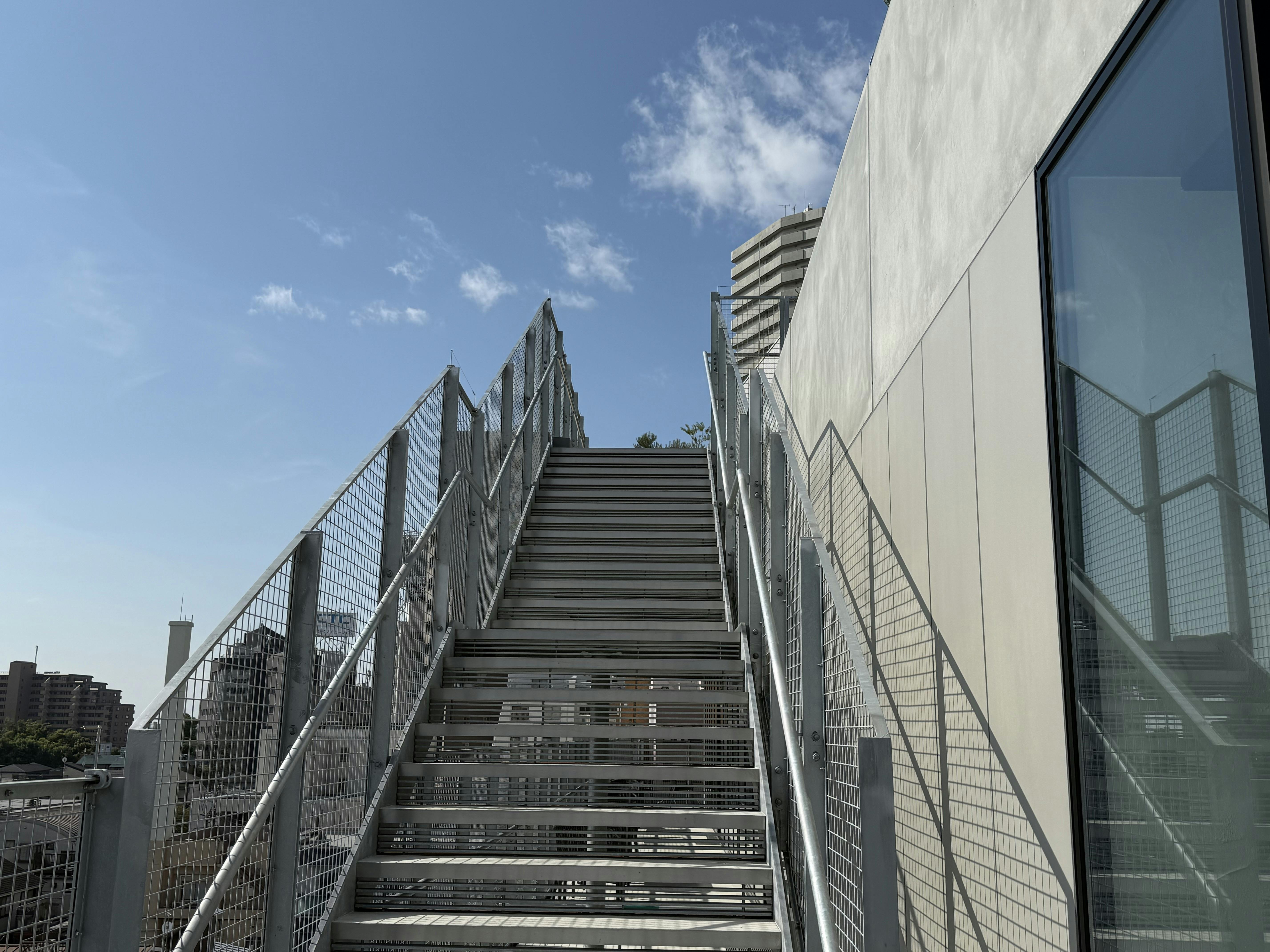 3階からRooftopへの階段