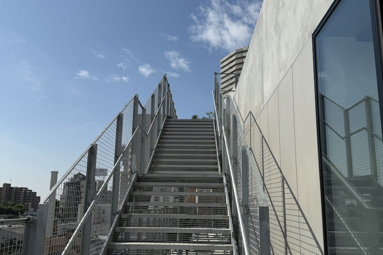 3階からRooftopへの階段