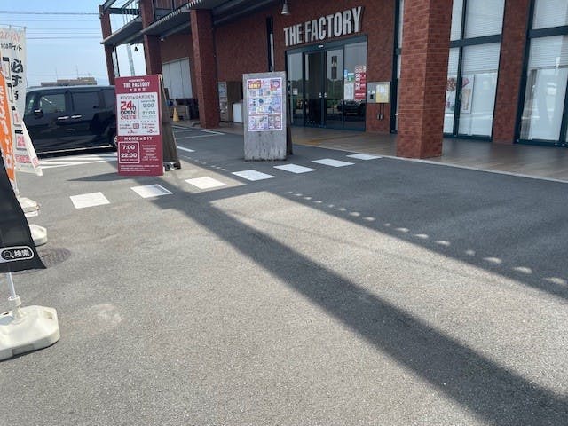 【ザ・ファクトリーニシムタ合志店】販促プロモーションや物販に利用可能なスーパーのフード館衣料品側出入口店頭にあるイベントスペースの画像