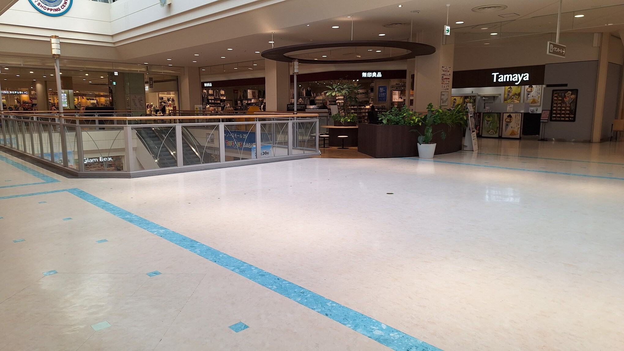 【イオンモール新居浜】『2F 催事スペースF』- イオンホールの近くに位置し、天井がガラス張りで採光が良く、休憩のギャザリングが近い環境です。