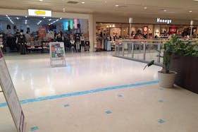 【イオンモール新居浜】『2F 催事スペースF』- イオンホールの近くに位置し、天井がガラス張りで採光が良く、休憩のギャザリングが近い環境です。