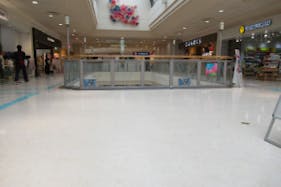 【イオンモール新居浜】『2F 催事スペースF』- イオンホールの近くに位置し、天井がガラス張りで採光が良く、休憩のギャザリングが近い環境です。