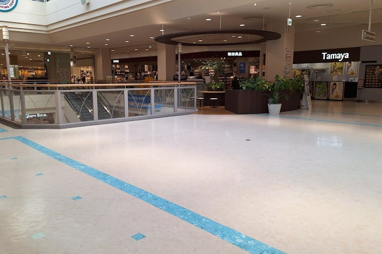 【イオンモール新居浜】『2F 催事スペースF』- イオンホールの近くに位置し、天井がガラス張りで採光が良く、休憩のギャザリングが近い環境です。の画像2