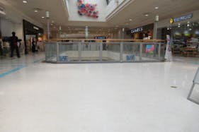 【イオンモール新居浜】『2F 催事スペースF』- イオンホールの近くに位置し、天井がガラス張りで採光が良く、休憩のギャザリングが近い環境です。