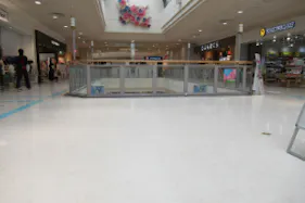 【イオンモール新居浜】『2F 催事スペースF』- イオンホールの近くに位置し、天井がガラス張りで採光が良く、休憩のギャザリングが近い環境です。