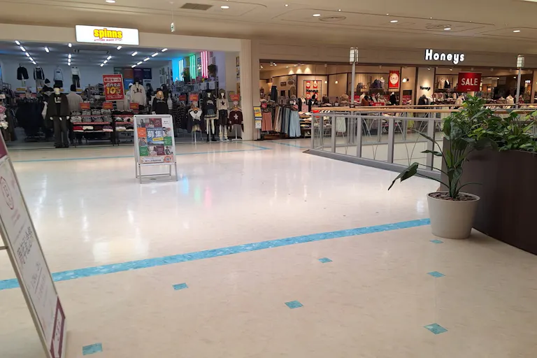 【イオンモール新居浜】『2F 催事スペースF』- イオンホールの近くに位置し、天井がガラス張りで採光が良く、休憩のギャザリングが近い環境です。の画像3