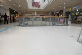 【イオンモール新居浜】『2F 催事スペースF』- イオンホールの近くに位置し、天井がガラス張りで採光が良く、休憩のギャザリングが近い環境です。