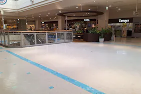 【イオンモール新居浜】『2F 催事スペースF』- イオンホールの近くに位置し、天井がガラス張りで採光が良く、休憩のギャザリングが近い環境です。